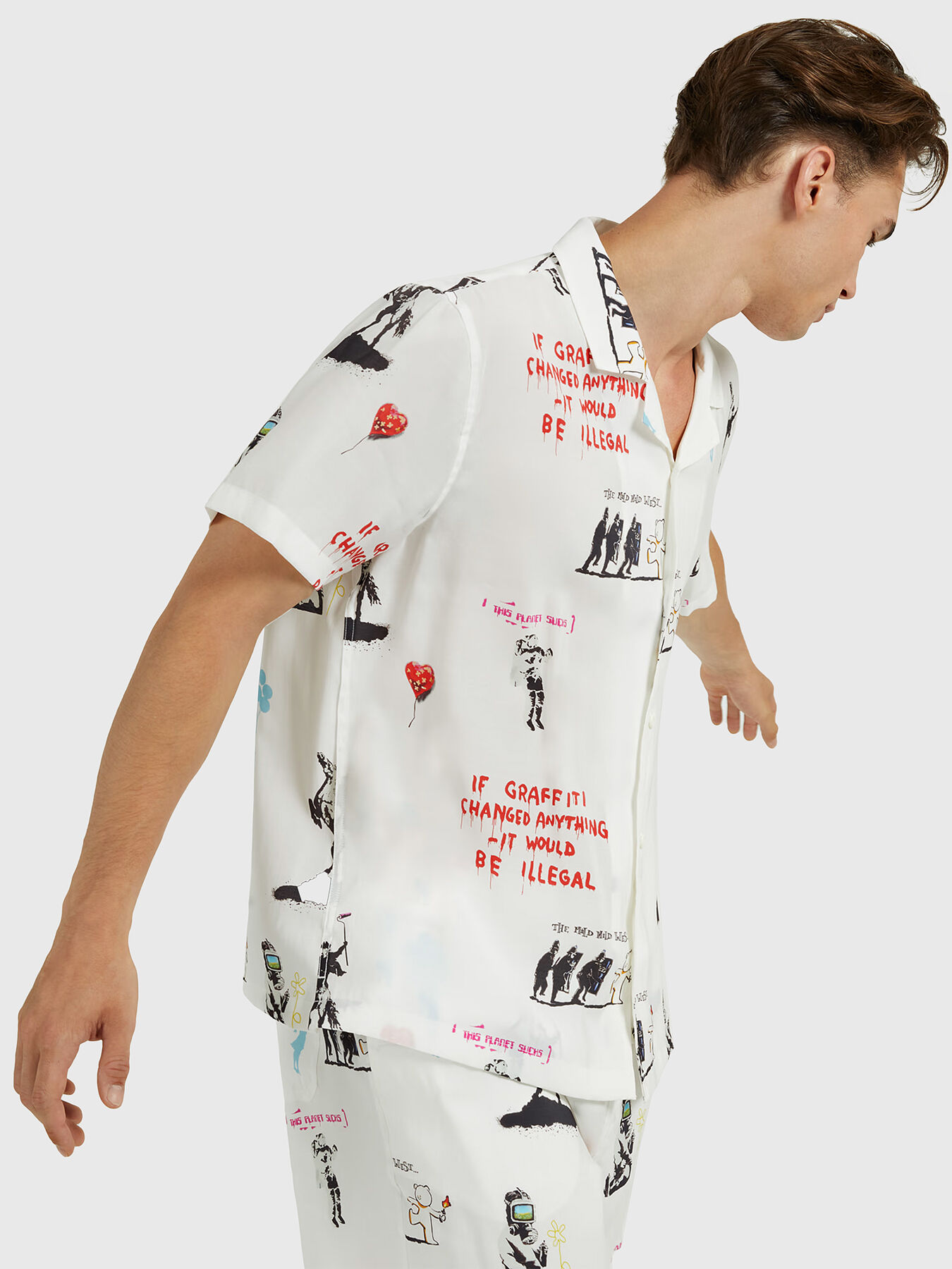 Shirt with graffiti print brand GUESS — Globalbrandsstore.com/en