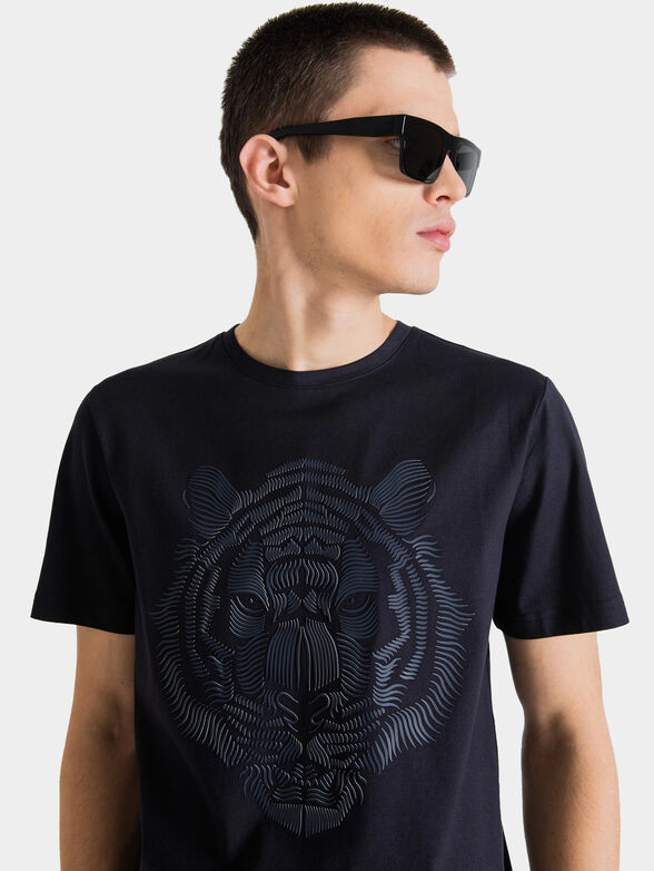 Blue T-shirt with accent embossed print - 2