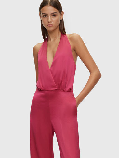 Jumpsuit with halter neckline and satin texture - 4