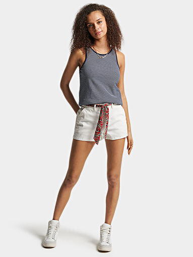 Chino shorts with accent belt - 5