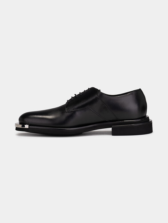 Elegant shoes with a metal detail - 4
