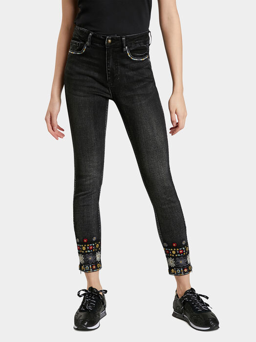 LESLIE jeans with colorful embroideries