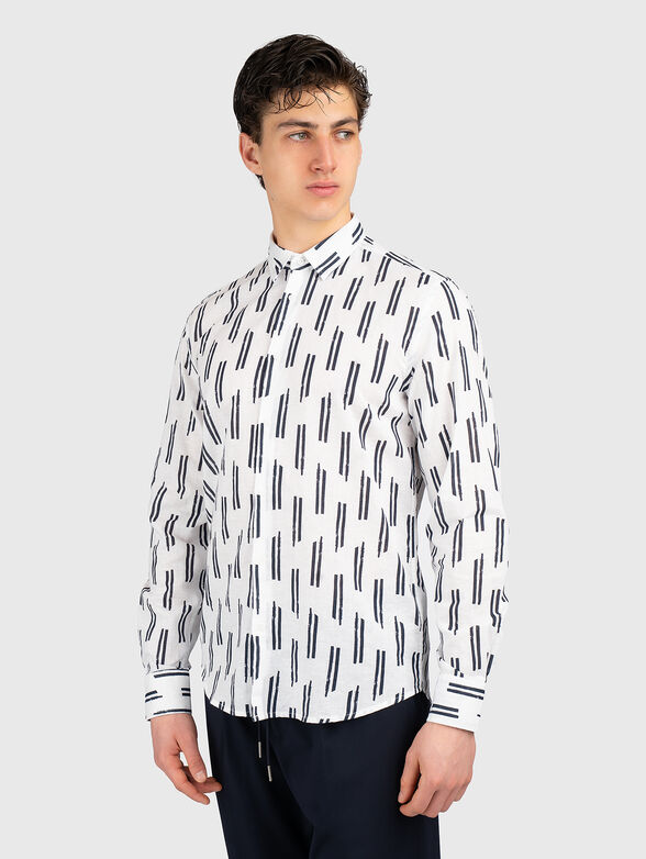  Shirt with an abstract print - 1