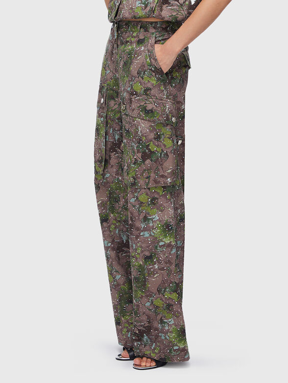 Pants with  floral print and crystal appliqu&eacute;s - 3
