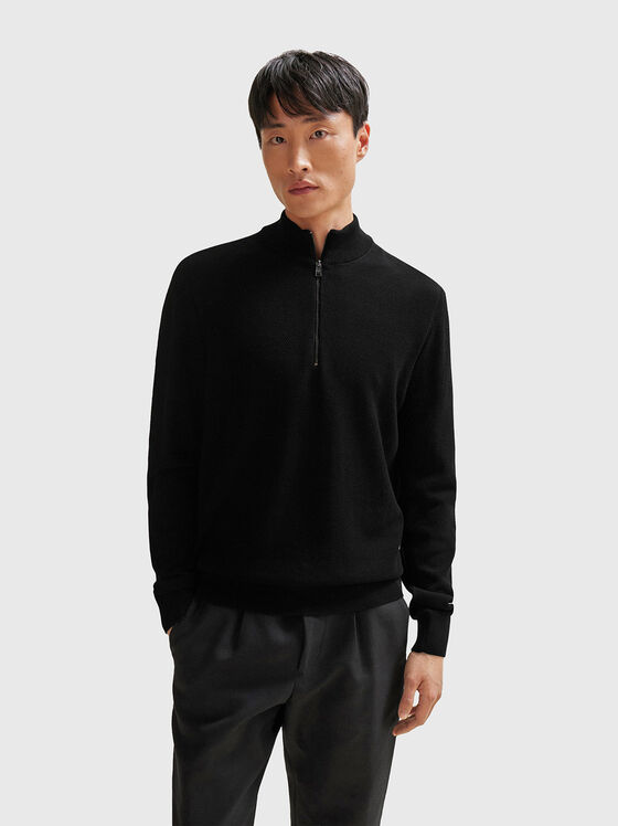 Памучен пуловер в черен цвят  - 1