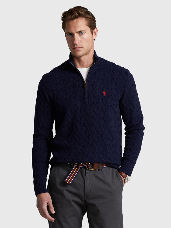 Тъмносин пуловер с контрастна лого бродерия - 1