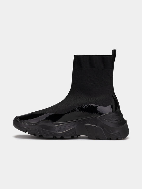 Slip-on ankle boots with logo print - 4