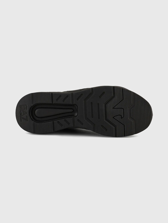 Sports shoes with logo accent - 5