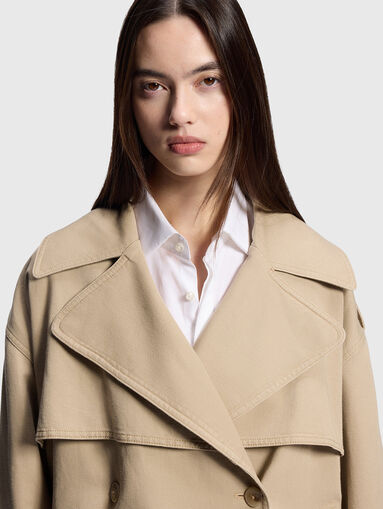 Short trench coat with an accent belt - 4