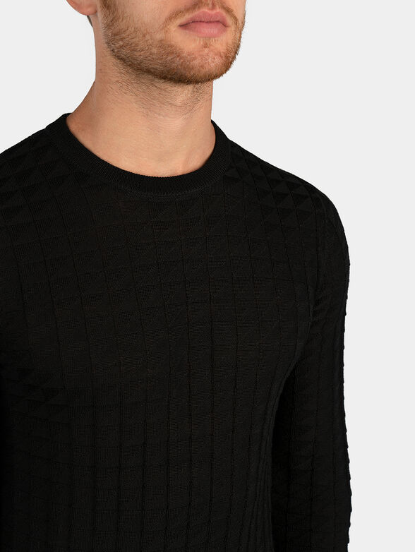 Beige sweater with texture - 2