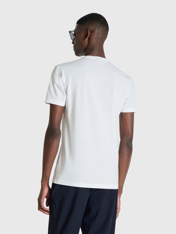 T-shirt with an oval neckline - 2