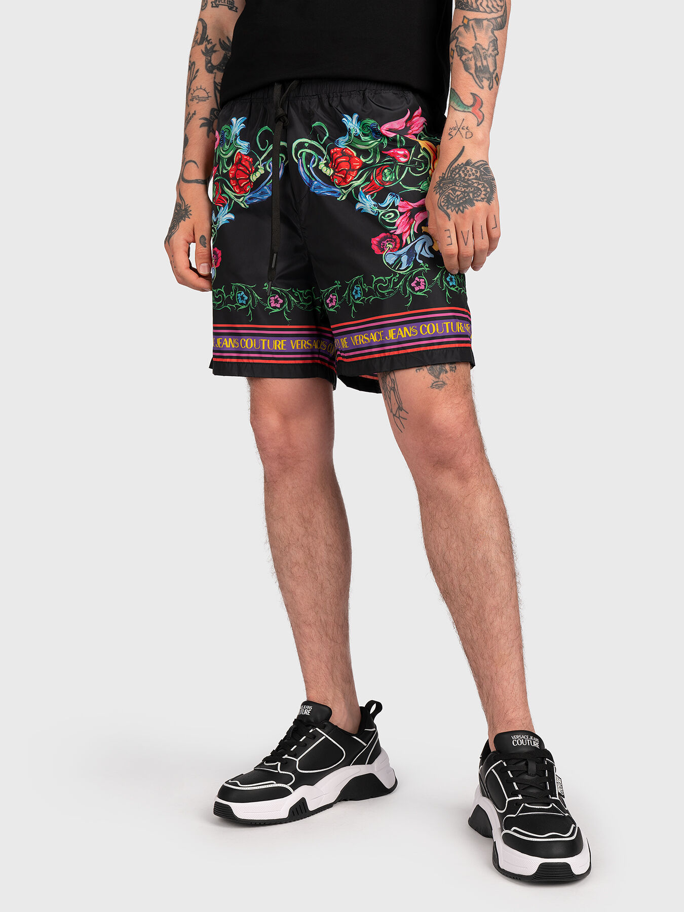 ショートパンツ VERSACE 'Strawberry Garden' shorts Multicolor 10189481A13649 Versace - White & Red Strawberry Garden Shorts | Mitchell Stores