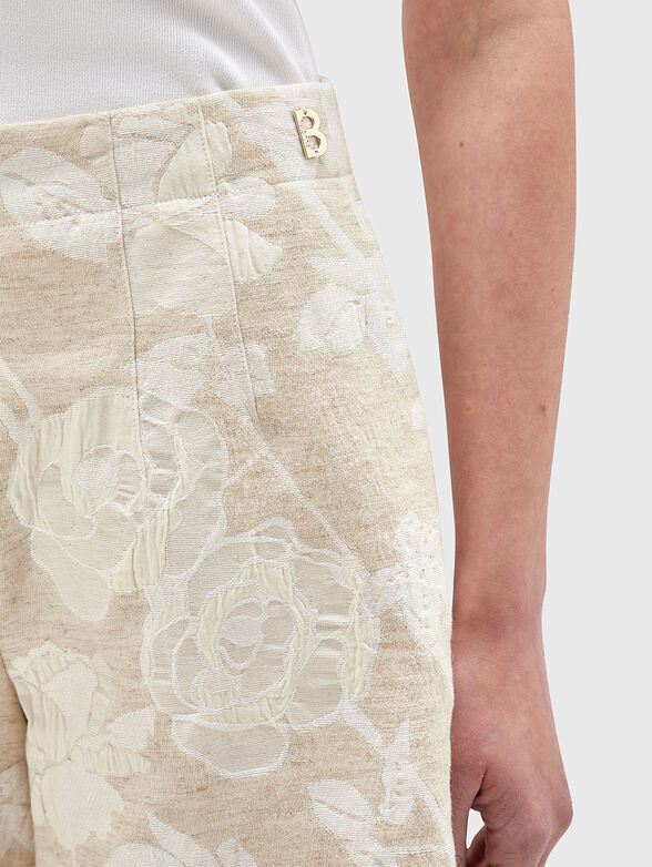 High waisted shorts with floral motifs - 3