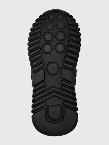 Black sports shoes with metal logo detail - 4