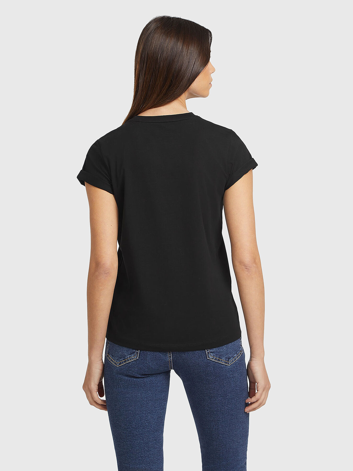 [ JEANS] Front Logo T-Shirt ★人気★ T-shirt in black with front logo brand GUESS JEANS