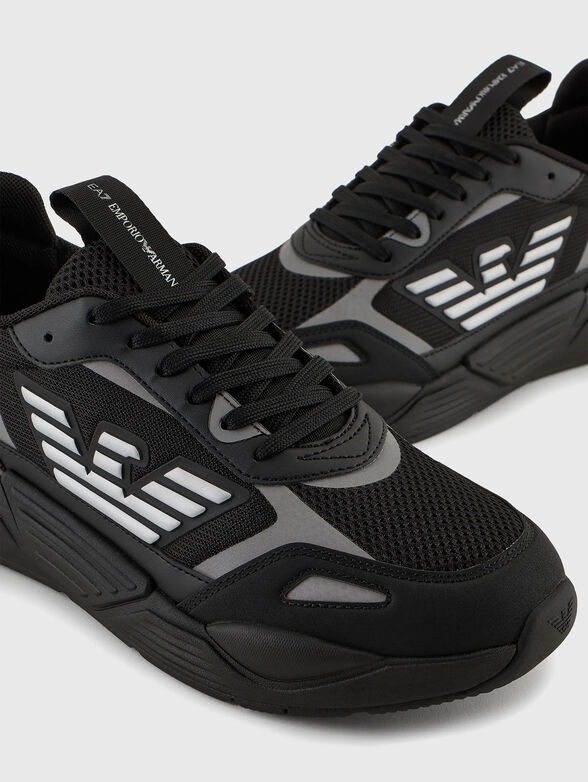 Sports shoes with logo accent - 4