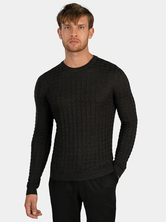 Сив пуловер с релефна плетка - 1