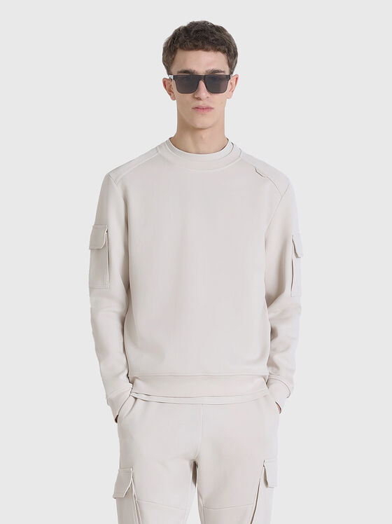 Sweatshirt in black with pockets on the sleeves - 1