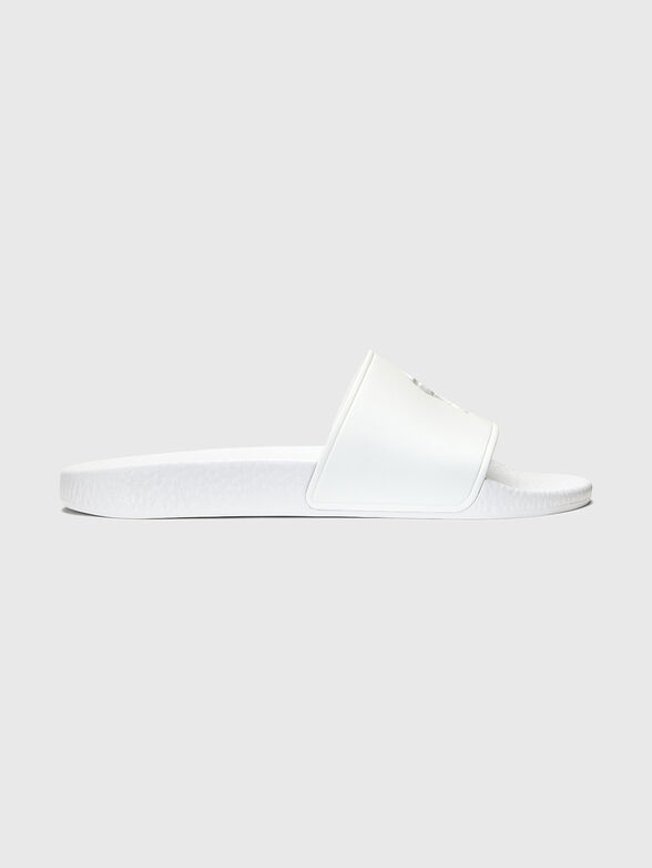 Beach shoes with cut out logo accent - 1