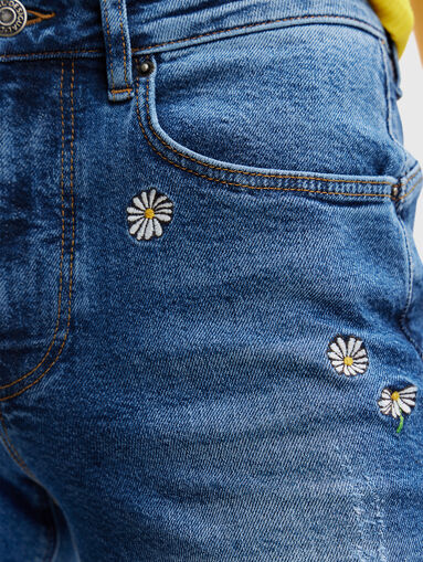 Straight jeans with embroidered flowers - 3