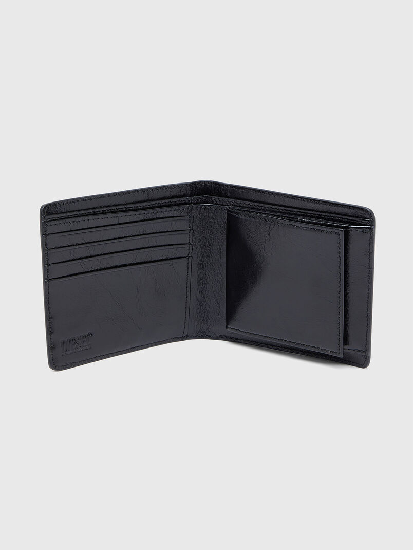 Leather wallet with an embossed texture  - 3