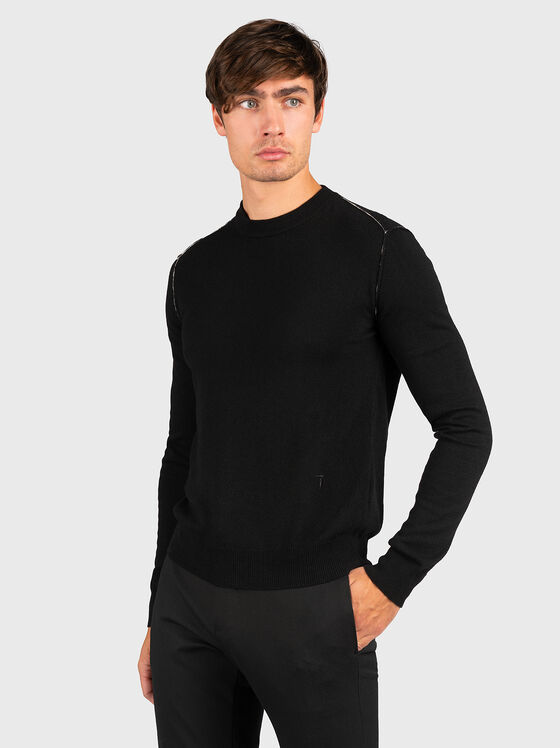 Черен пуловер с овално деколте - 1