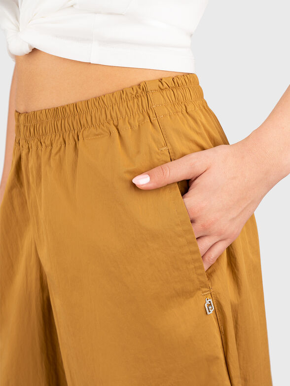 Trousers with high waist and wide legs - 3