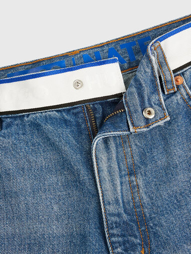 Jeans with contrast detail  - 5