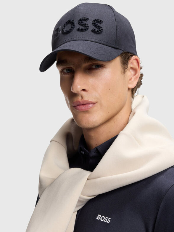 Cap with a visor and an embossed logo - 2