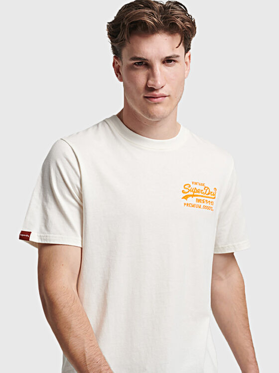 Тениска в цвят екрю с лого акцент - 1