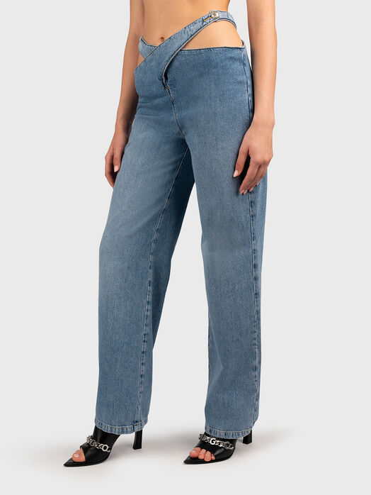 Blue jeans with accent fastening
