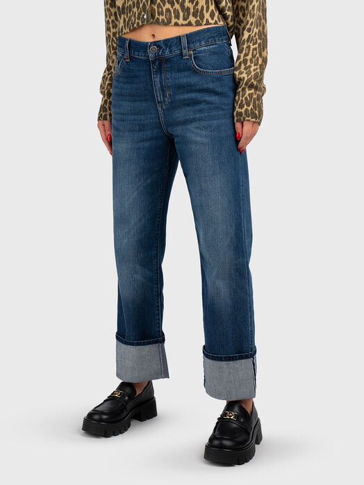 Jeans with turned-up hem 