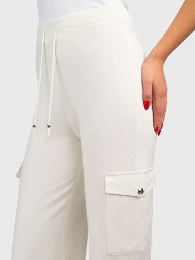 Sports pants with cargo pockets - 3