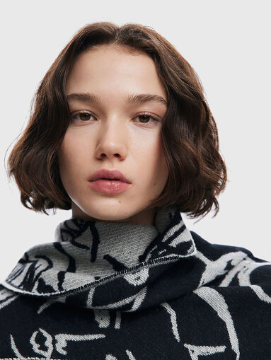 Scarf with art design and pockets - 5