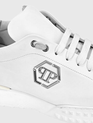 Sports shoes in black with logo accent  - 3