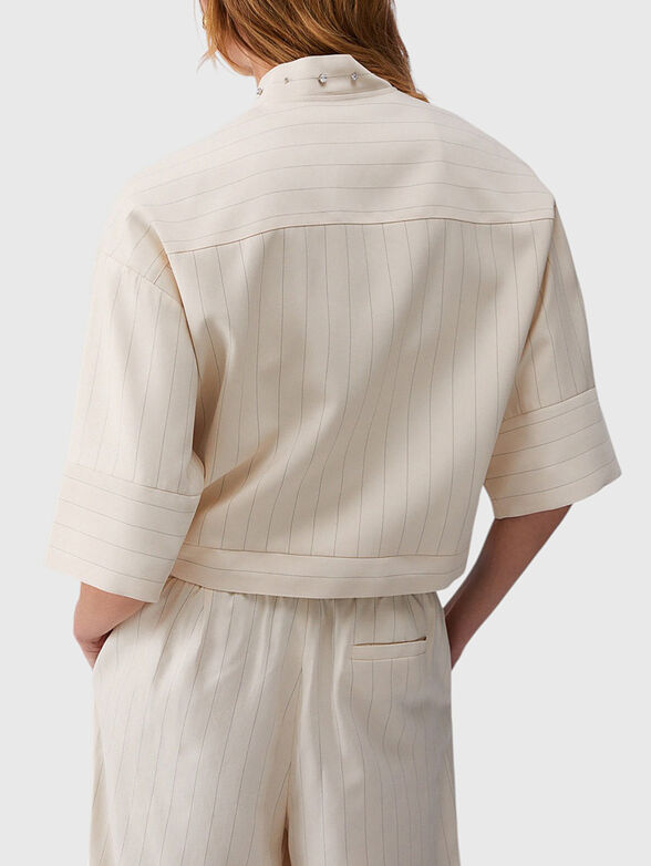 A relaxed fit jacket with accent pockets - 3