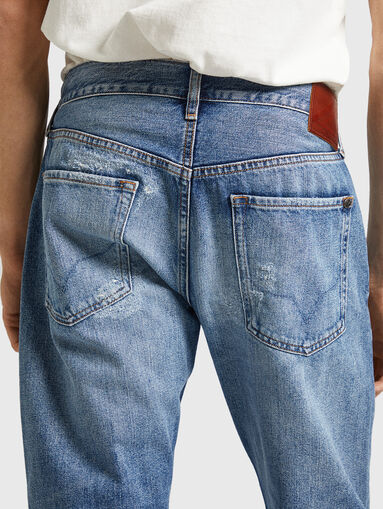 Blue jeans with ripped details - 3