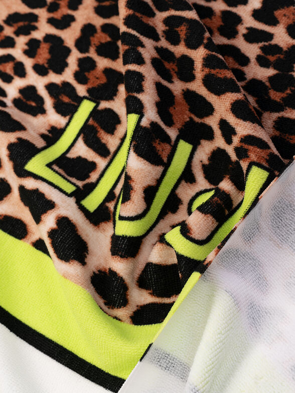 Beach towel with animal print and logo accents - 2