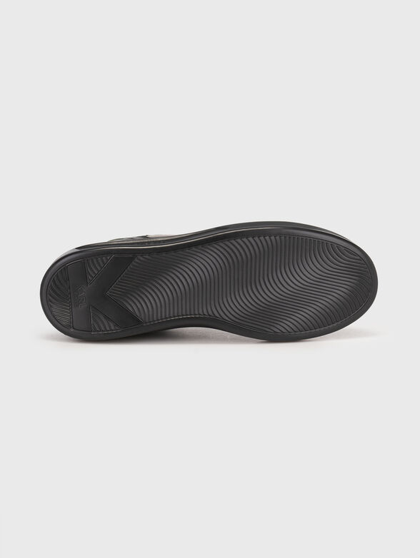 Sports shoes with accent logo - 5