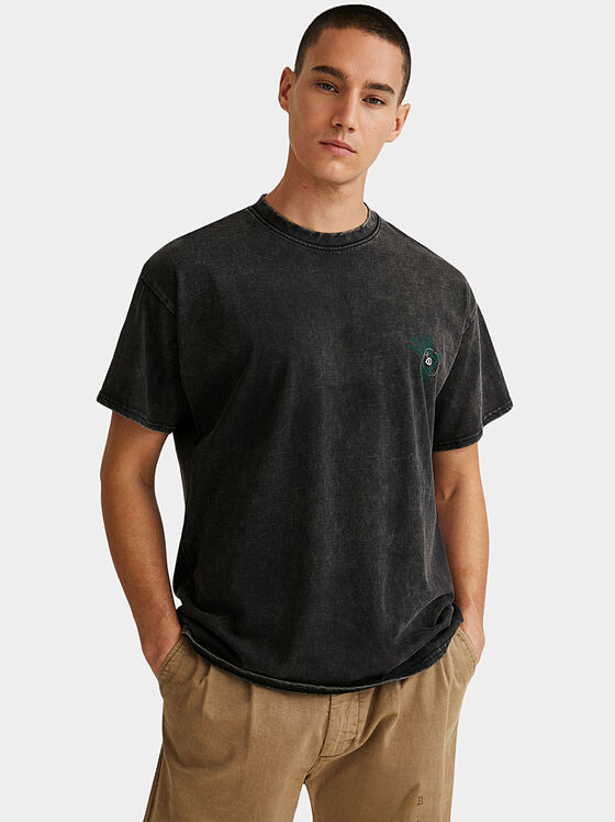Черна тениска с цветен принт - 1