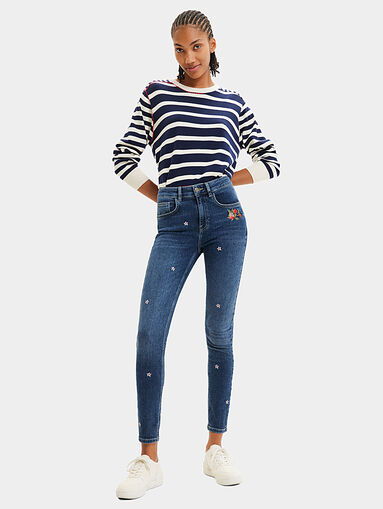 Blue jeans with floral motifs - 4