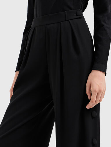 Trousers with high waist and buttons - 3