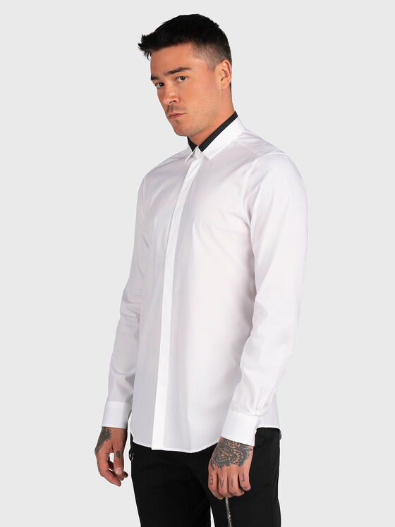 Бяла памучна риза с акцентна яка - 1