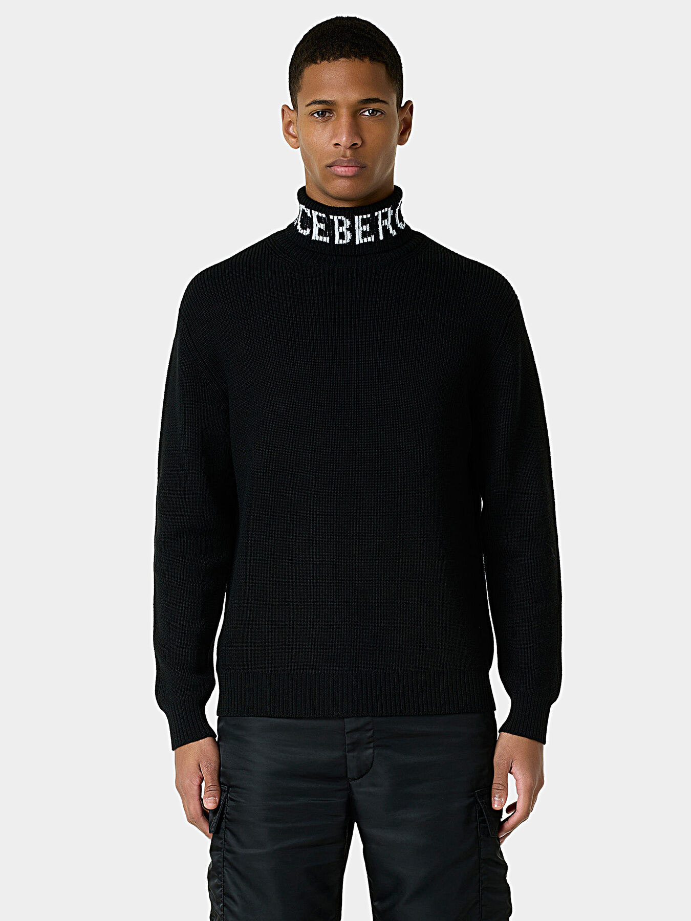 トップブランドのファッション Turtleneck sweater with logo detail brand ICEBERG トップス