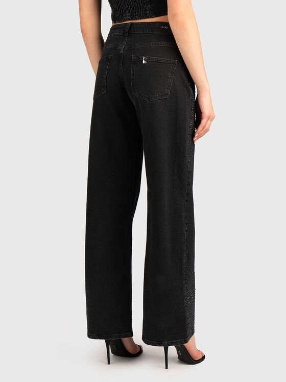 Дънки с апликирани кристали - 2