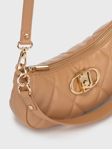 Quilted bag with logo accent - 4