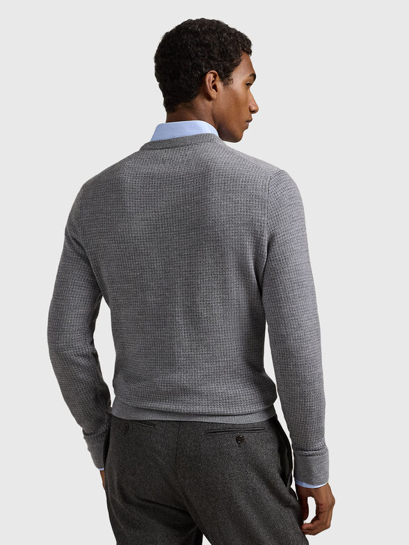 Wool sweater with an oval neckline - 3