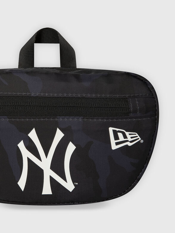 Black belt bag with contrast details - 2