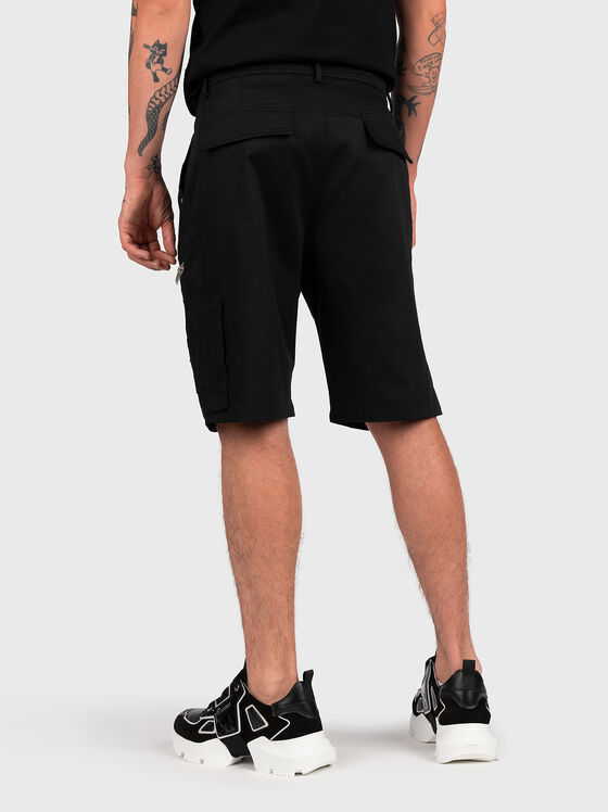 Къси панталони в черен цвят с джобове - 2