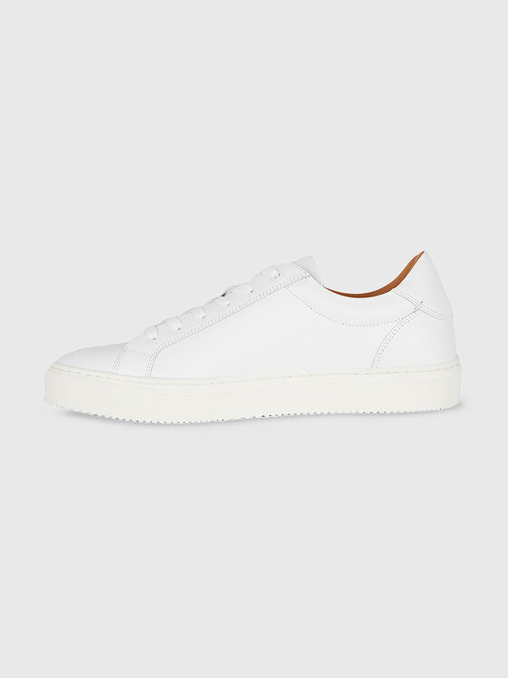 Бели спортни обувки от естествена кожа - 1